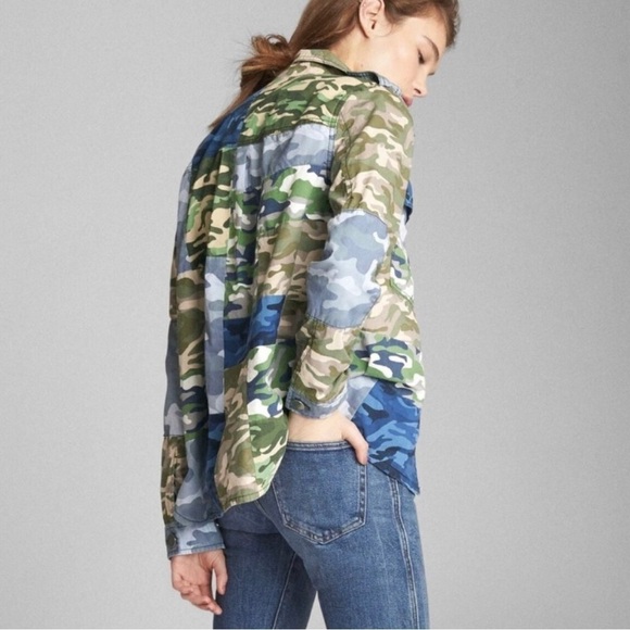 GAP Women's Multi-Colored Camo Jacket size Small - Picture 2 of 12